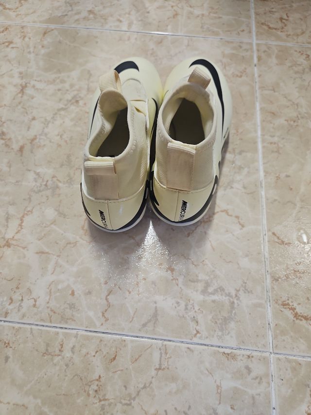 Botas de fútbol Nike beige