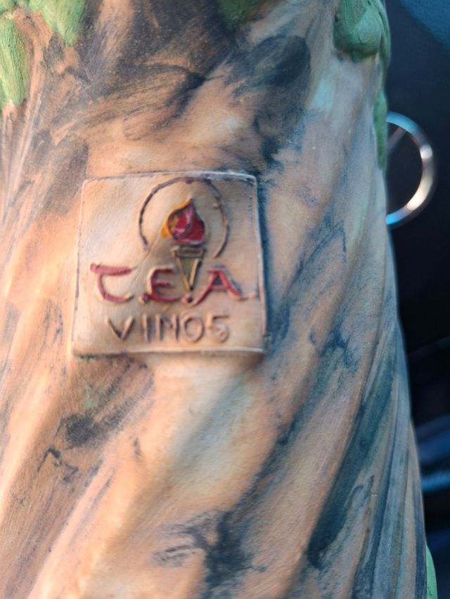 Jarra de vino de biscuit con uvas