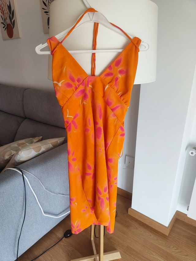 Vestido naranja con estampado floral