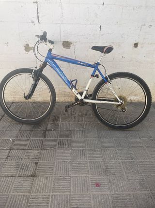 Bicicleta de montaña azul y blanca
