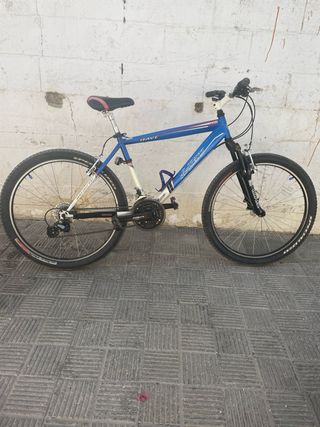 Bicicleta de montaña azul y blanca