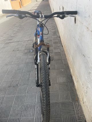 Bicicleta de montaña azul y blanca