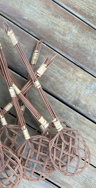 Sacudidor de alfombras vintage mimbre años 60-70