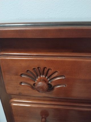 Cómoda de madera color nogal