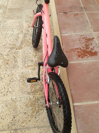 Bicicleta infantil rosa con casco
