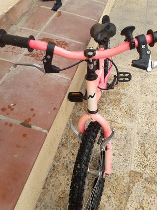 Bicicleta infantil rosa con casco