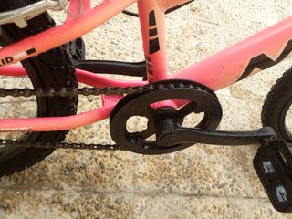 Bicicleta infantil rosa con casco