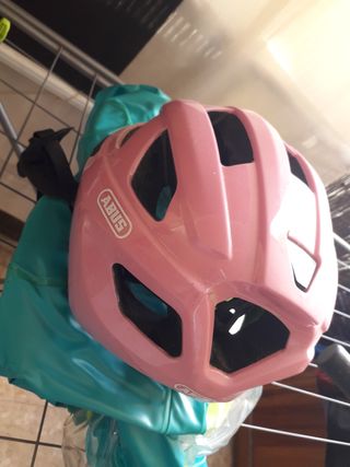 Bicicleta infantil rosa con casco
