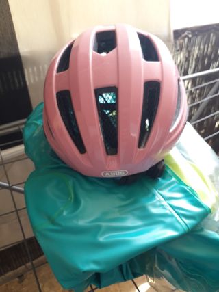 Bicicleta infantil rosa con casco