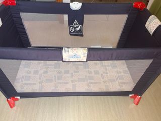 Cuna de viaje plegable azul con osito