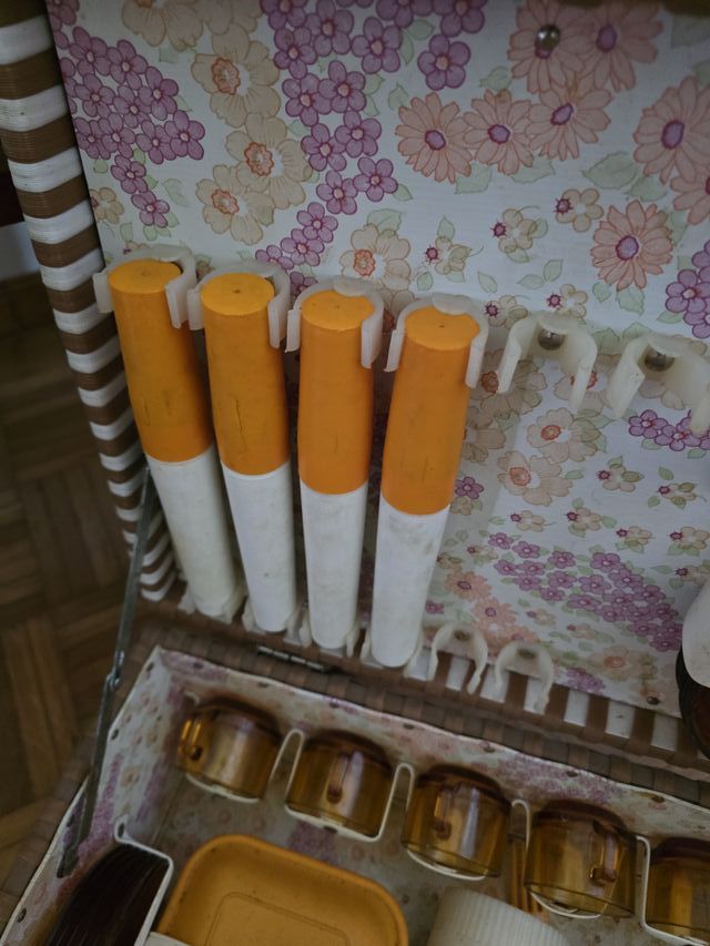 Cesta de picnic con vasos y cubiertos