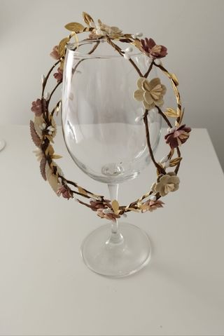 Corona de flores trenzada beige y rosas