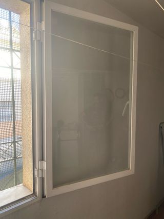 Ventana de aluminio con mosquitera
