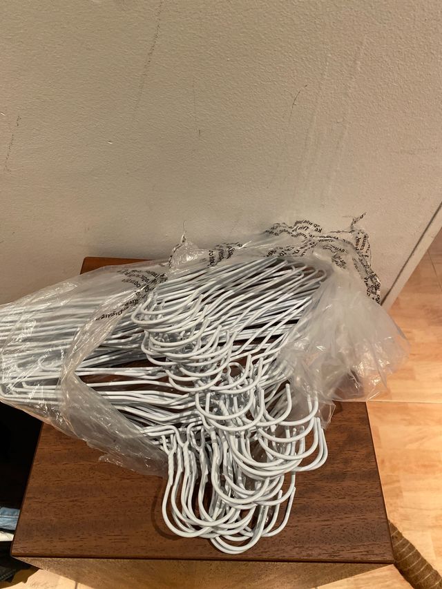 Lote de 20 perchas de metal blancas