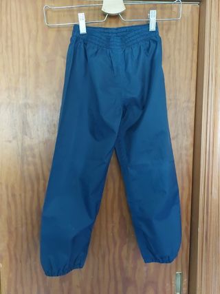 Pantalón chubasquero niño azul
Talla 5 años, 110cm