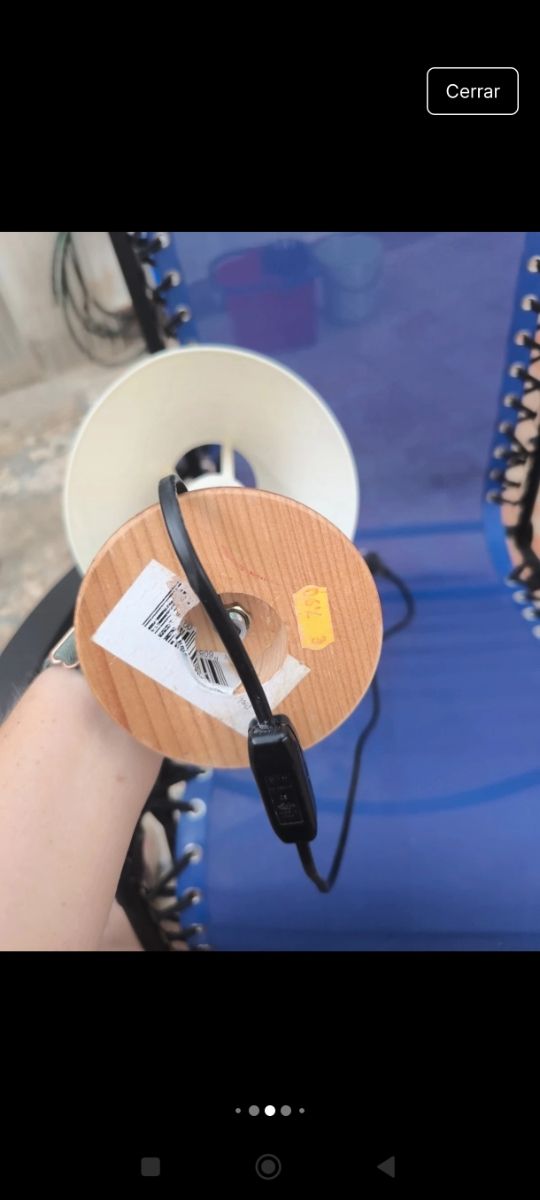 Lámpara de mesa de madera y plástico