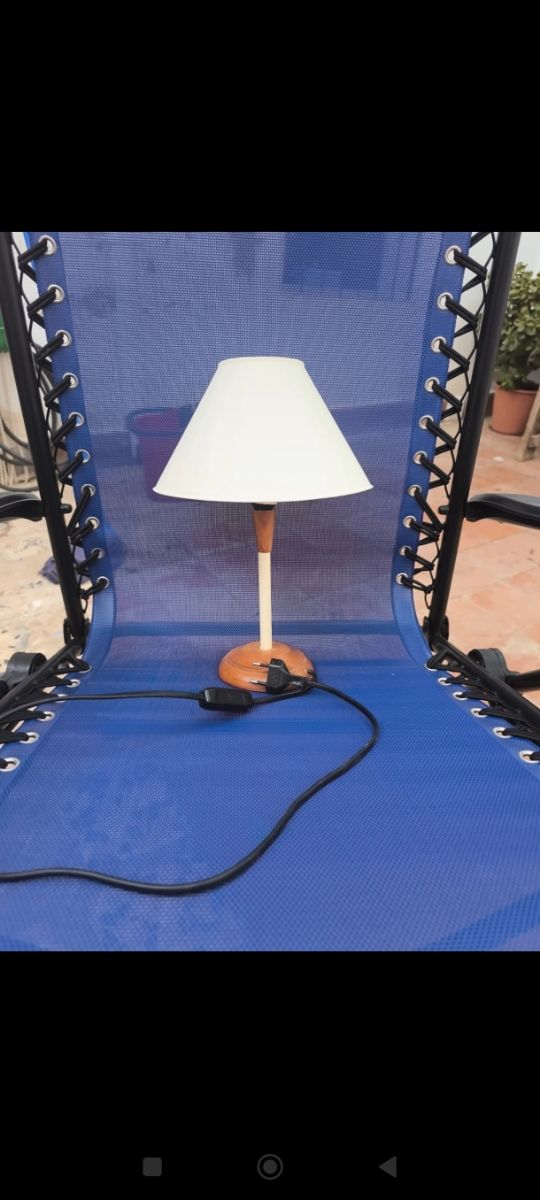 Lámpara de mesa de madera y plástico
