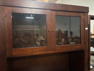 Vitrina de madera con puertas de cristal