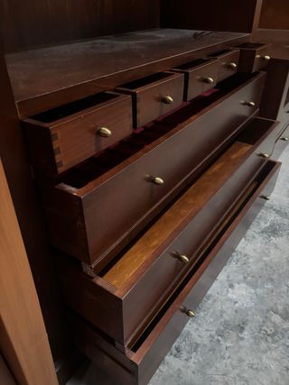 Vitrina de madera con puertas de cristal