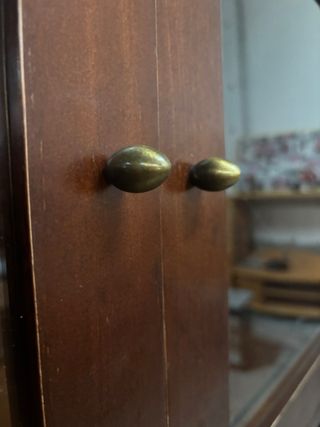 Vitrina de madera con puertas de cristal