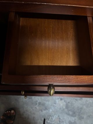Vitrina de madera con puertas de cristal