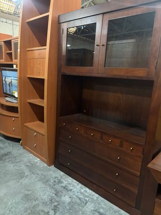 Vitrina de madera con puertas de cristal