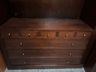 Vitrina de madera con puertas de cristal
