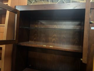 Vitrina de madera con puertas de cristal