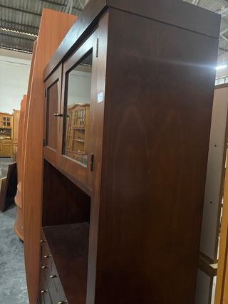 Vitrina de madera con puertas de cristal