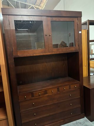 Vitrina de madera con puertas de cristal