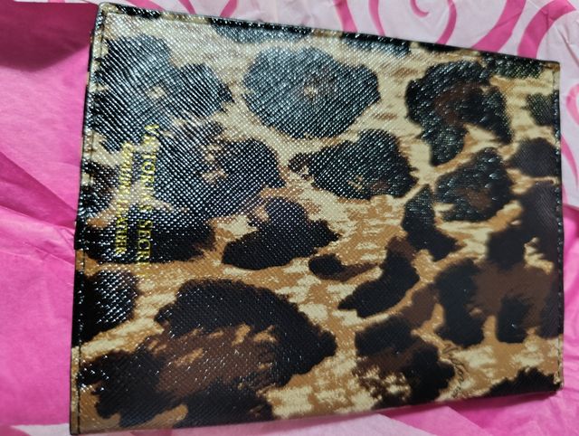 Custodia in pelle per passaporto con stampa animalier di Victoria's Secret