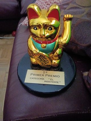 Gato de la suerte chino dorado