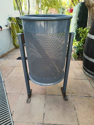 Papelera de metal gris