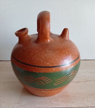 Cántaro de cerámica decorado