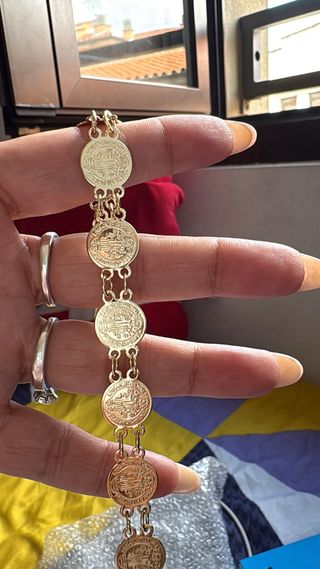 Pulsera dorada con monedas