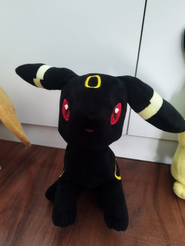 Peluches Pokémon: Charizard, Umbreon, Pikachu, Cha