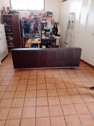 Sofá de piel marrón