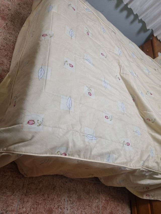 Colcha de cama beige y rosa medida 135 cm