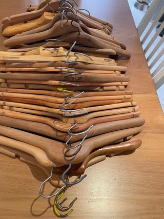 Perchas de ropa de madera , son más de 35 unidades