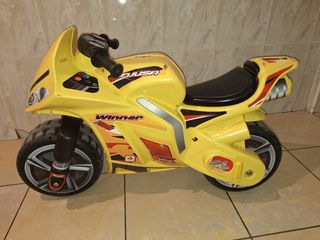 Moto correpasillos amarilla