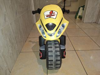 Moto correpasillos amarilla