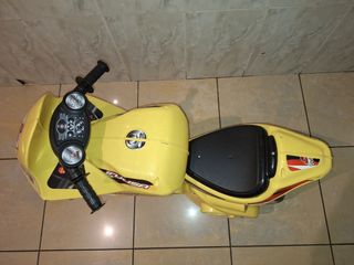 Moto correpasillos amarilla