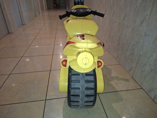 Moto correpasillos amarilla