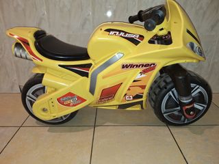 Moto correpasillos amarilla
