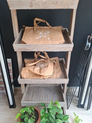 Estantería de madera con bolsas de papel