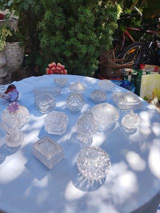 Colección de cajitas de cristal tallado