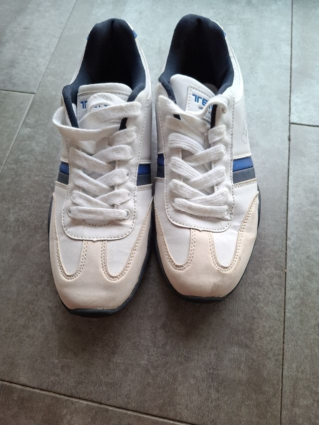 Zapatillas deportivas blancas y azules