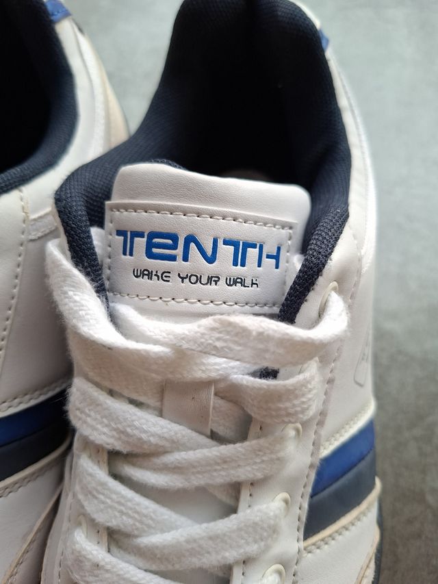 Zapatillas deportivas blancas y azules