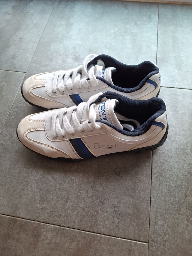 Zapatillas deportivas blancas y azules
