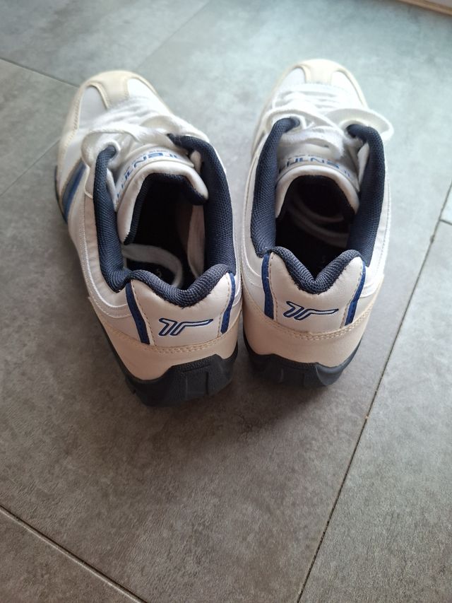 Zapatillas deportivas blancas y azules